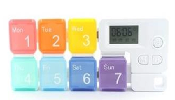 Dispensador de Pastillas con Timer, en PP,  tamaño 17.2 x 7.3 x 2.5 cmts,