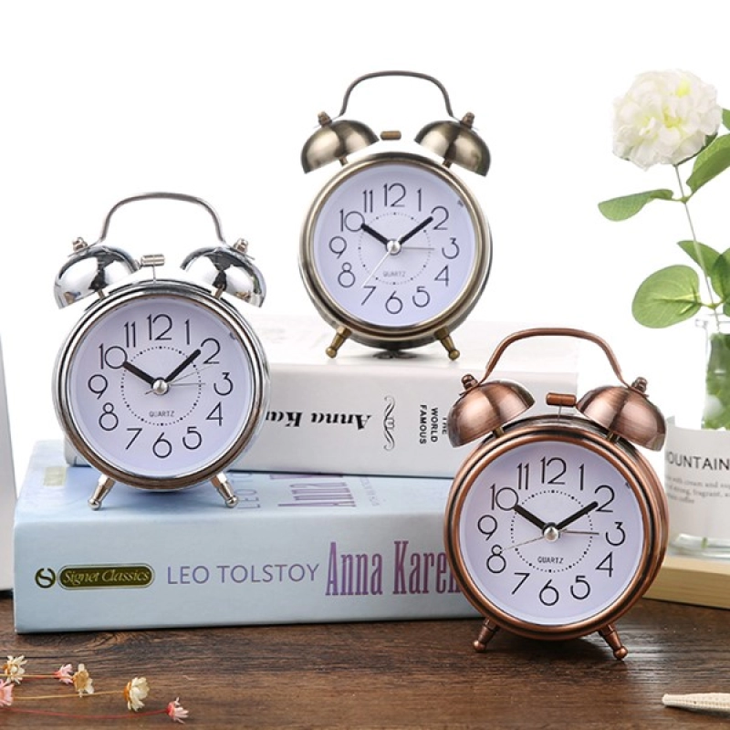Reloj Despertador con Luz Nocturna, metalico, 9 x 5.6 x 12.5 cmts