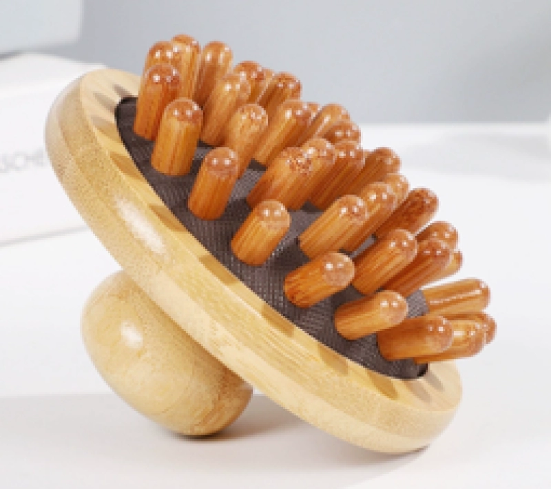 Cepillo Masajeador en Bambu, tamaño 13 x 12 cmts