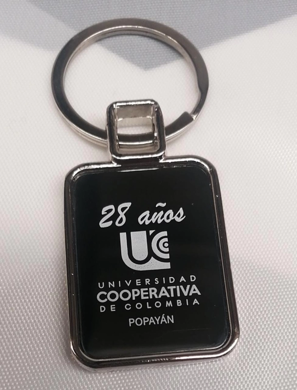 Llavero Square, metalico, con marco plateado e interior negro, 3 x 4 cmts