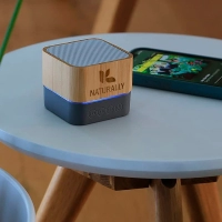 Parlante Loud, en Bambu + Silicona, BT 5.0, 3W, hasta 4 horas, de 6 x 5.3 cm