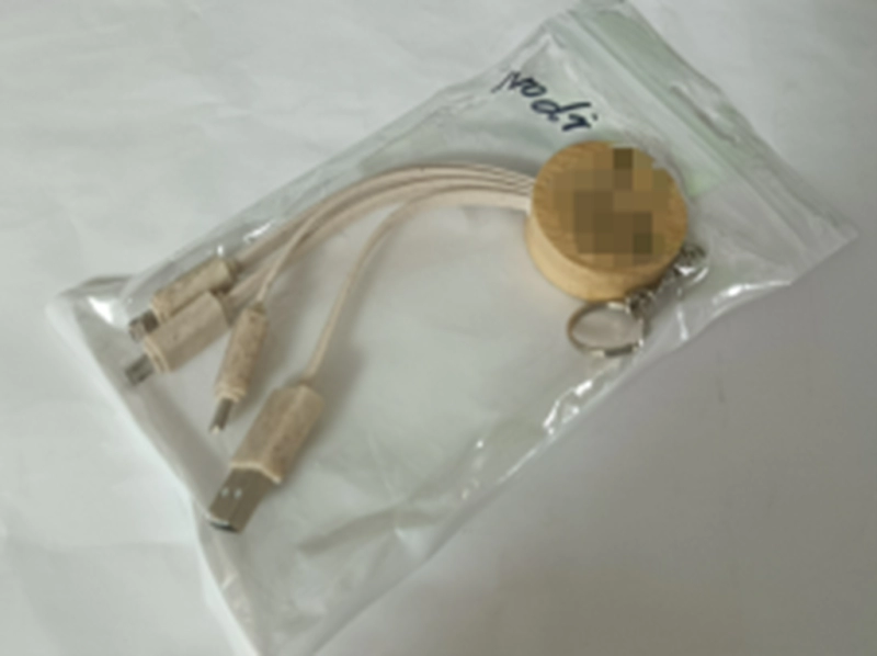 Cable Multiconector x 3 en Madera