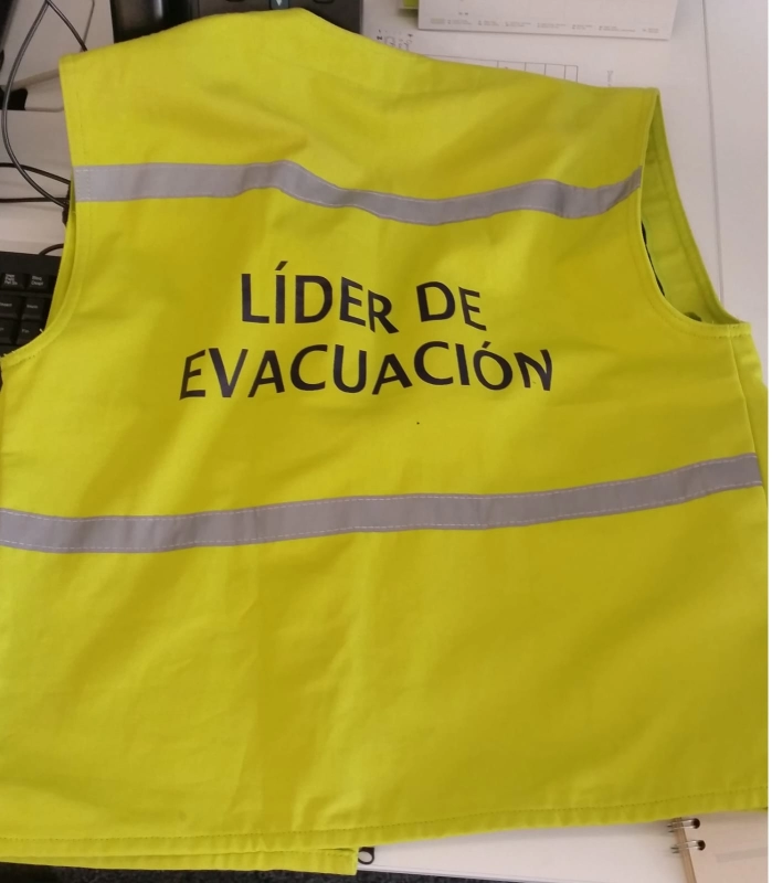 Chaleco Toluca, en drill con forro interno, franjas reflectivas