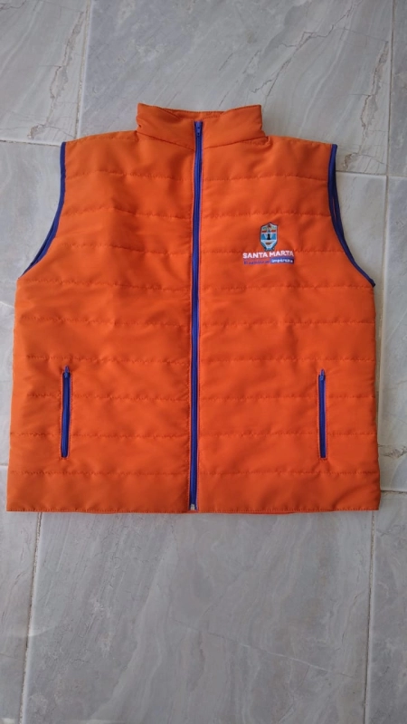 Chaleco Abullonado Buffalo, en tela antifluidos, con forro interno y guata