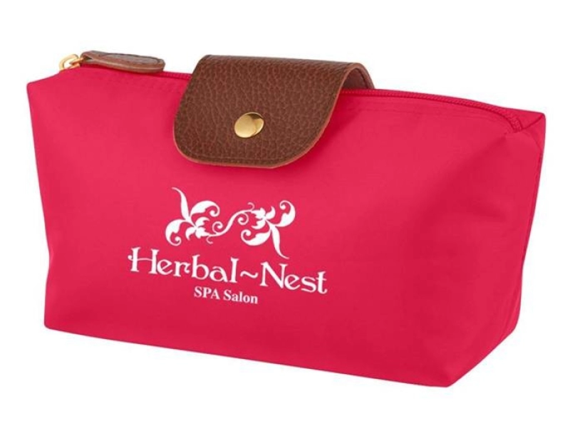 Cosmetiquera Europa, en poliester y cuerina, con cierre y broche, 15 x 10 x 7 cmts