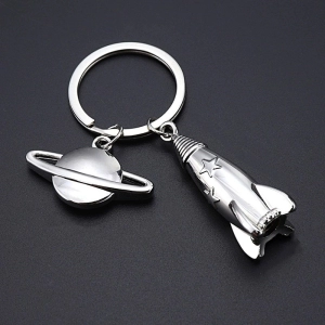 Llavero Metalico 3D con Cohete y Planeta, de 4.4 x 1.4 y de 2.3 x 3.5 cmts