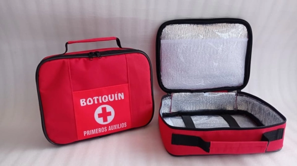 Botiquin Caracas, de primeros auxilios, 30 x 22 x 13 cmts, con bolsillo y elasticos