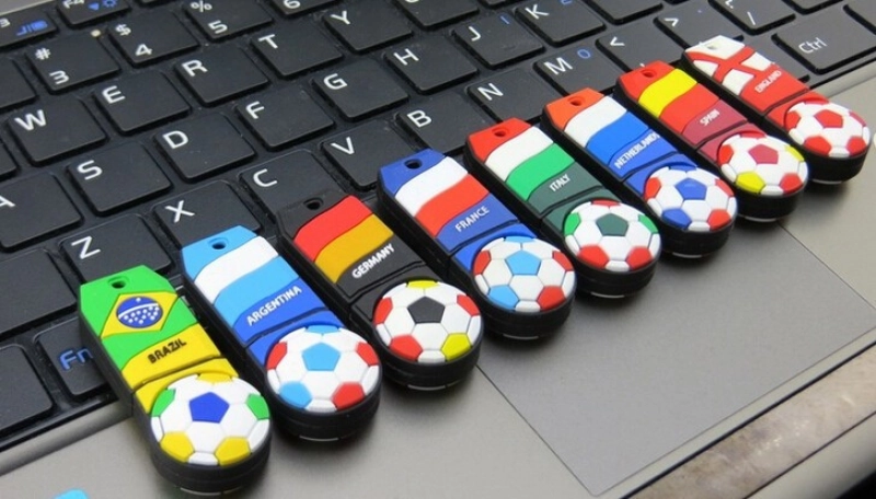 Memoria USB en PVC 2D Pelota de Fútbol con Bandera