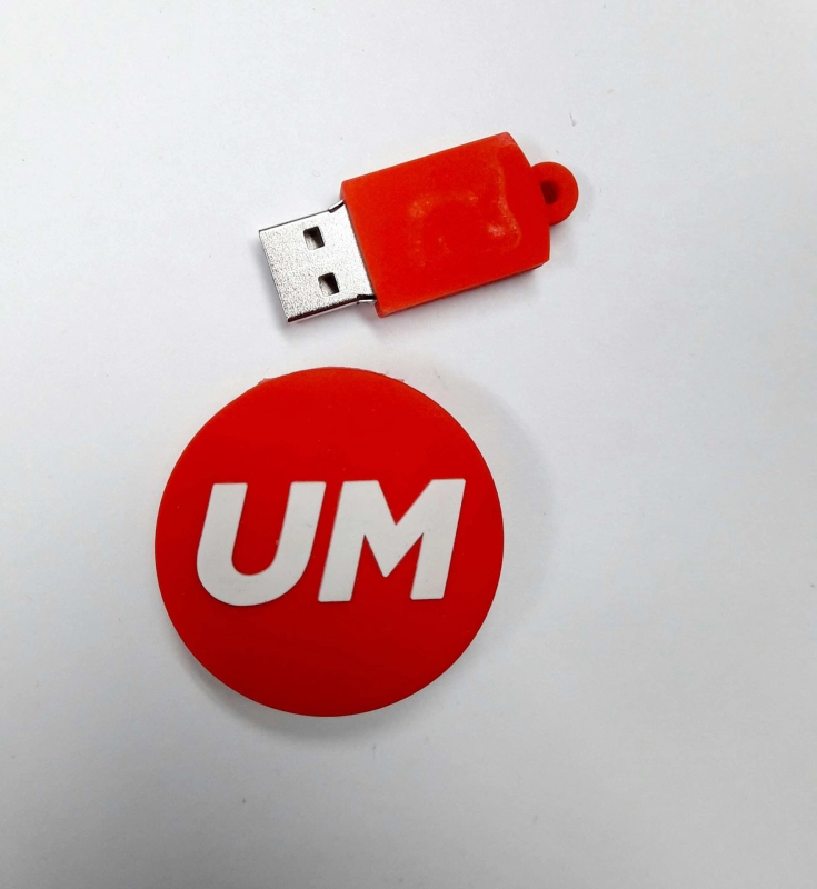 Memoria USB en PVC 2D diseño logo UM