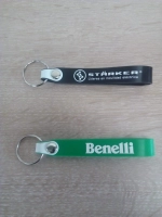 Manilla Llavero Microinyectado, con logo en alto relieve.