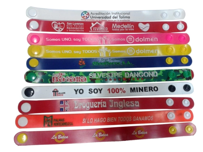 Manilla Microinyectada, con logo en alto relieve.