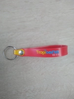 Manilla Llavero Microinyectado, con logo en alto relieve.