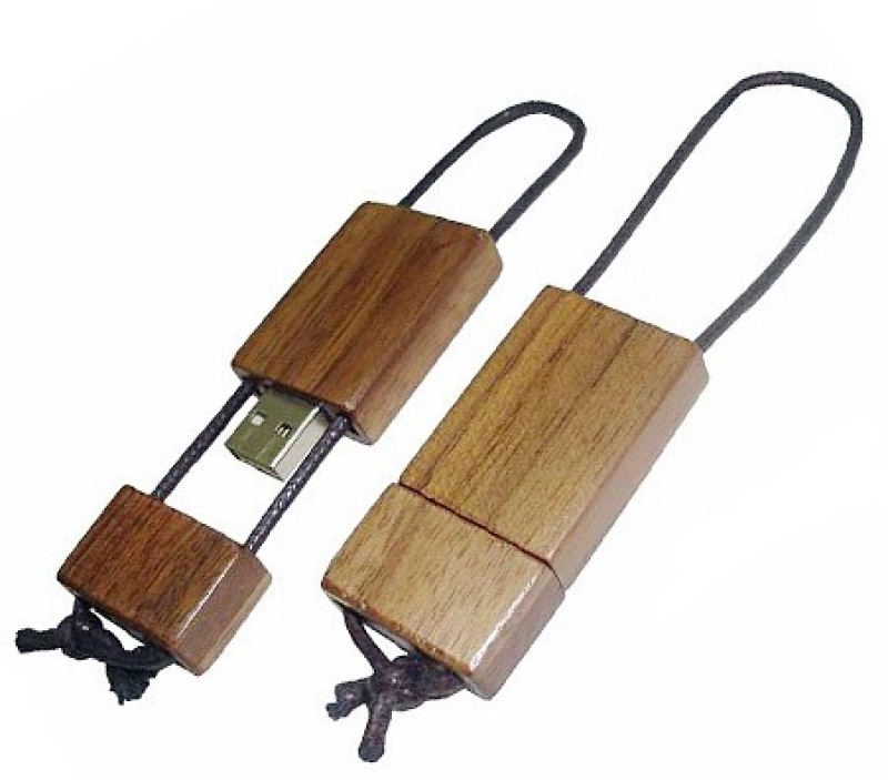 Memoria USB rectangular en madera con cuerda de colgar en cuero