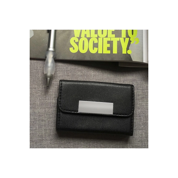 Porta tarjetas en Cuero, con placa metalica, 10.5 x 6.5 x 1.5 cmts.