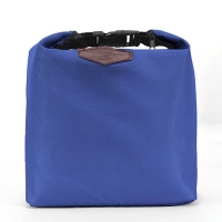 Lonchera Quasar, triangular, en lona, interior aluminizado, 27.5x26 x8.3 cmt