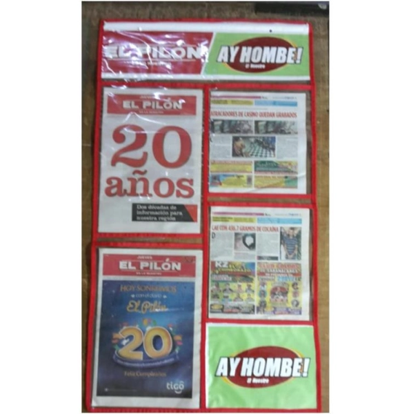 Exhibidor de Periódicos de 4 puestos, elaborado en Vinilo.