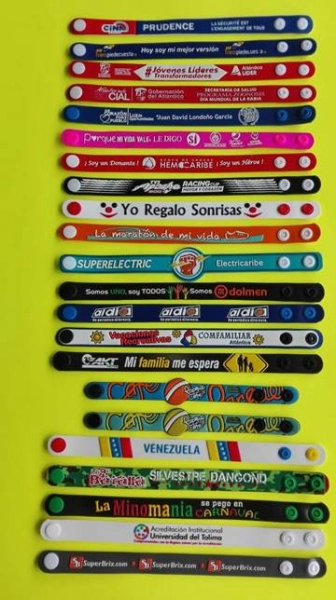 Manilla Microinyectada, con logo en alto relieve.